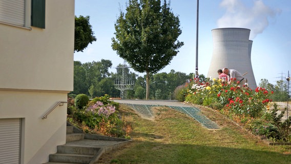 Anwohner des Kernkraftwerkes Gundremmingen in Bayern beim Rosenschneiden. © NDR/SWR/Pier53 Filmproduktion 