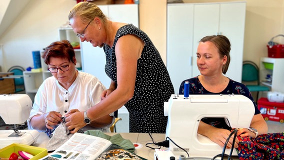 Erste-Hilfe-Leistung: Brunhilde Quednau (Mitte) mit ihrer Freizeitnähgruppe in Seedorf bei Schwerin © NDR/Clip Film 