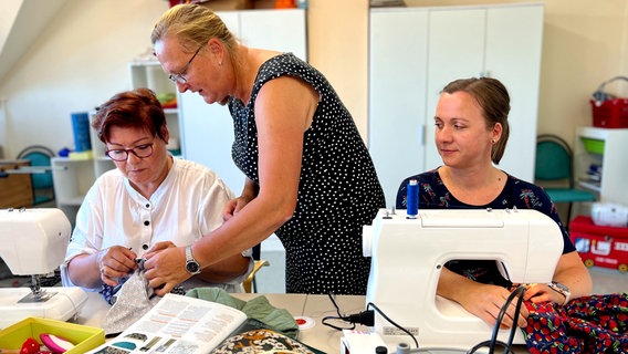 Erste-Hilfe-Leistung: Brunhilde Quednau (Mitte) mit ihrer Freizeitnähgruppe in Seedorf bei Schwerin © NDR/Clip Film 