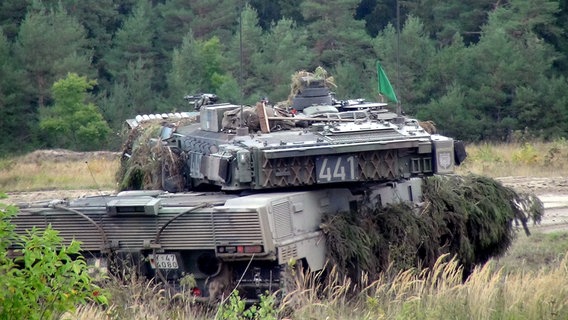 Leopard 2A7V auf der Schießbahn. © NDR/Sunflightmedia Production/Guido Schmidtke 