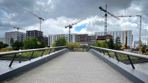 Insgesamt sollen im Baakenhafen-Quartier 2400 neue Wohnungen entstehen, viele davon öffentlich gefördert. © NDR/Stefan Mühlenhoff 