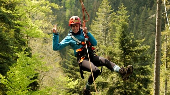 Bei Nina Heins sorgt die Zipline Hirschgrund für einen ordentlichen Adrenalinkick. © NDR/HR 