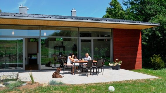 Das weit überstehende Dach sorgt für Sonnenschutz auf der Terrasse. © NDR/BR/Sabine Reeh 