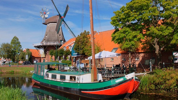 Windmühlen und Schiffe auf dem Moorkanal das ist typisch Ostfriesland © NDR 
