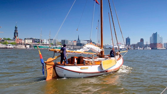 Die Crew der Johanna vor Hamburg - Start der Reise mit dem Plattbodenschiff. © NDR 