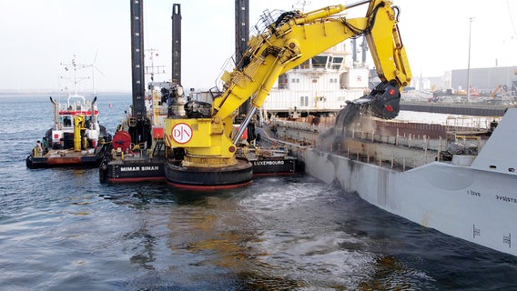 Ein Stelzenbagger schaufelt mit einem Hub bis zu 35 Kubikmeter Sand und Mergel © NDR 