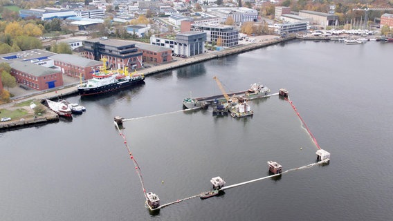 Im Stadthafen Rostock wird das verseuchte Sediment aus dem Seehafen in einer Schlickgrube verklappt. © NDR 