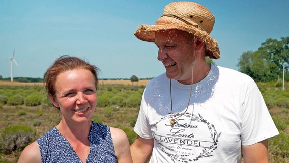 An der polnischen Grenze in Vorpommern bauen Karol Olszewski und seine Frau Joanna Lavendel an. © NDR 