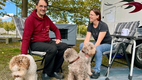 Ehepaar Pals aus Oldenburg züchtet Lagotto Romagnolos, italienische Trüffelhunde. Bei der Internationalen Rassehundeausstellung in Rostock wollen sie möglichst gute Bewertungen abstauben. © NDR/Till Lehmann 