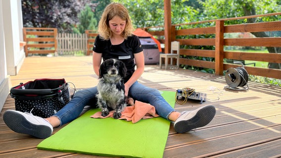 Sonja Elmenhorst, Hunde-Physiotherapeutin, beim Hausbesuch im "Kleinen Gnadenhof" in Schwaan bei Rostock. © NDR/Till Lehmann 