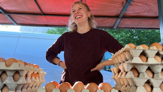 Gesa Ramme verkauft Eier von ihren Hühnern auf dem Wochenmarkt. Für sie ist der direkte Kundenkontakt wichtig und eine Ergänzung zu ihrer Arbeit auf Social Media. © NDR/Nory Stoewer 