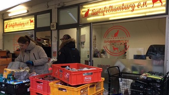 Nele ist seit langem Freiwillige bei der Tiertafel und hilft zwei Tage im Monat bei der Ausgabe der Spenden für die Tiere. Nele ist seit langem Freiwillige bei der Tiertafel und hilft zwei Tage im Monat bei der Ausgabe der Spenden für die Tiere. © NDR/Seelmannfilm
