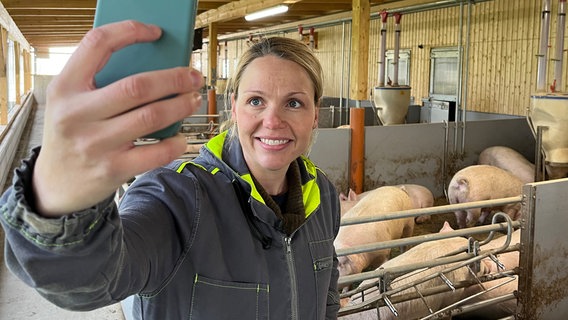 Öffentlichkeitsarbeit im Schweinstall. Gesa Langenberg hat einen besonderen Schweinestall gebaut, mit dem sie Verbraucher:innen zeigen möchte, wie heutzutage konventionelle Tierhaltung funktioniert. © NDR/Nory Stoewer 