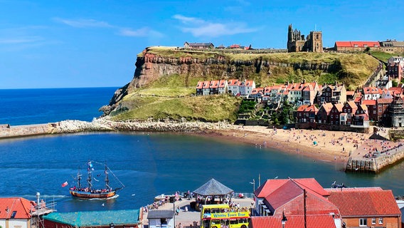 Das malerische Örtchen Whitby, über dessen Hafen die Whitby Abbey wacht. Hier startete die Christianisierung Englands. Und der Entdecker James Cook lernte hier das Segeln. © NDR / MANFRED SCHULZ TV / FilmProduktion 