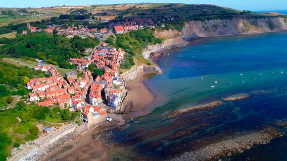 Britanniens Ostküste bietet atemberaubende Landschaften. Hier die Robin Hood´s Bay mit dem gleichnamigen alten Schmugglernest, malerisch zwängt es sich in die Klippen. © NDR / MANFRED SCHULZ TV / FilmProduktion 