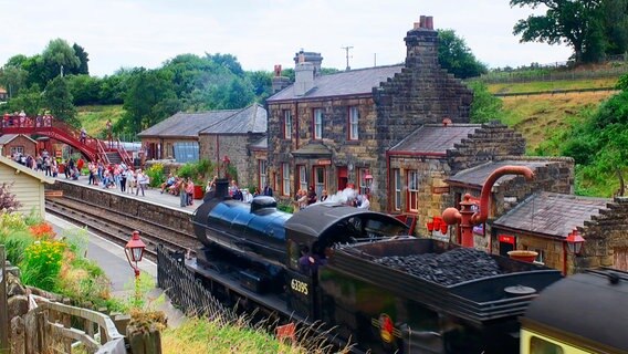 Der Bahnhof Goathland. Es ist noch alles so, wie zur Zeit der Dampfeisenbahnen. Harry Potter-Fans bekannt als Bahnhof Hogsmeade. Der Bahnhof Goathland. Es ist noch alles so, wie zur Zeit der Dampfeisenbahnen. Harry Potter-Fans bekannt als Bahnhof Hogsmeade. © NDR / MANFRED SCHULZ TV / FilmProduktion