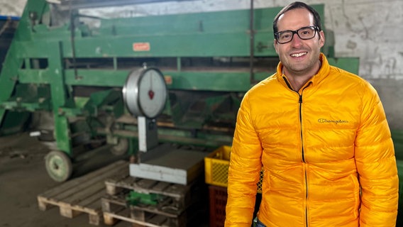 Govinda Thaler will in seinem Lebensmittelunternehmen in Rothenklempenow möglichst viele Bio-Produkte aus der Region verarbeiten. © NDR/Till Lehmann 