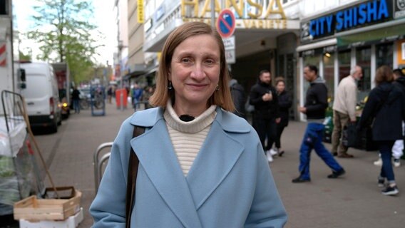Historikerin Andrea Brinckmann kennt die Geschichte von Hamburgs erster gepflasterter Straße - dem Steindamm. Historikerin Andrea Brinckmann kennt die Geschichte von Hamburgs erster gepflasterter Straße - dem Steindamm. © NDR