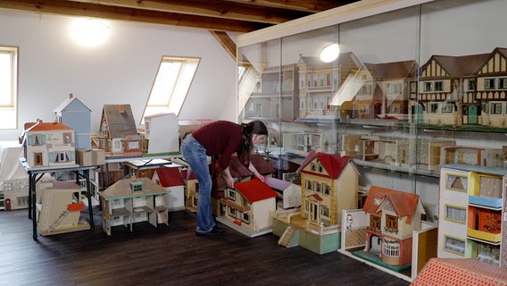 Mehr als 150 Puppenstuben hat Katja Schülke schon gesammelt. Um sie alle präsentieren zu können, baut sie gerade ihr Museum in Altenhof/Darze bei Röbel aus. © NDR/Video Magic 