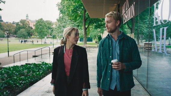 Szenenbild aus der schwedischen Serie "Everyone but us": Zwei Personen gehen nebeneinander. © Warner Bros International 