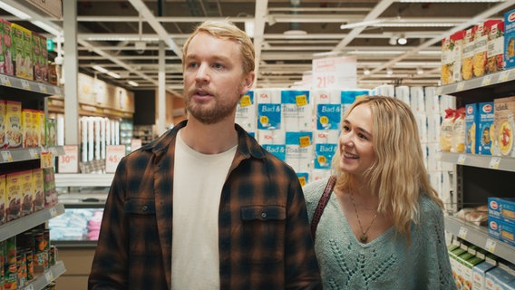 Szenenbild aus der schwedischen Serie "Everyone but us": Zwei Personen im Einkaufsladen. © Warner Bros International 