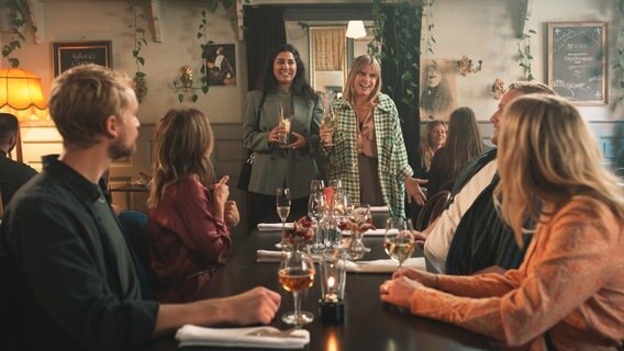 Szenenbild aus der schwedischen Serie "Everyone but us": Viele Personen in einem Restaurant, einige sitzen am Tisch, andere stehen. Szenenbild aus der schwedischen Serie "Everyone but us": Viele Personen in einem Restaurant, einige sitzen am Tisch, andere stehen. © Warner Bros International
