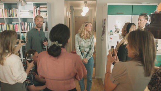 Szenenbild aus der schwedischen Serie "Everyone but us": Geburtstagsgäste stehen zusammen. © Warner Bros International 