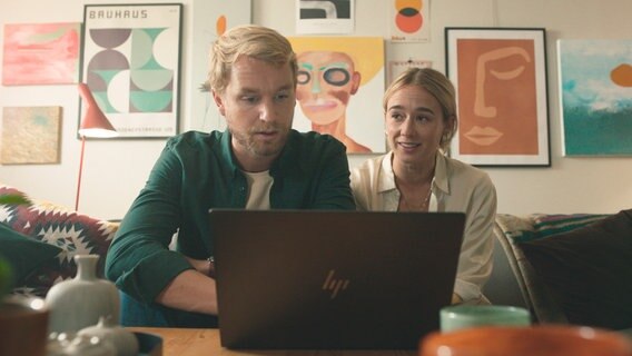 Szenenbild aus der schwedischen Serie "Everyone but us": Ein Mann und eine Frau sitzen vor einem Laptop. © Warner Bros International 