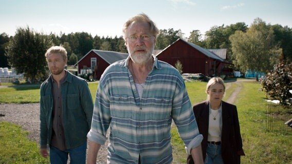 Szenenbild aus der schwedischen Serie "Everyone but us": Drei Personen laufen über ein Feld. © Warner Bros International 