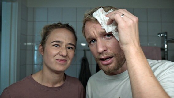 Szenenbild aus der schwedischen Serie "Everyone but us": Eine Frau und ein Mann blicken in den Spiegel. © Warner Bros International 