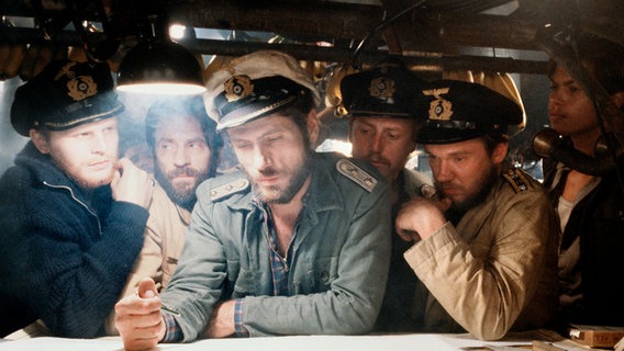 Die Crew der U-96 (von links nach rechts): Kriegsberichterstatter Werner (Herbert Grönemeyer), der Chefingenieur (Klaus Wennemann), Kapitän Hellriegel (Jürgen Prochnow), und Nummer Zwo (Martin Semmelrogge). © ARD/DEGETO 