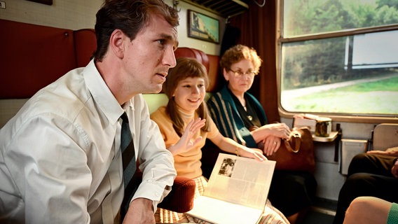 Zurück nach Osten: Marlis (Susanne Bormann) und ihr Sohn Willi (Kolja Rashed) sitzen in einem Abteil mit Ernst Melchior (Harry Täschner). © ARD Degeto/REAL FILM/AMALIA Film/Bernd Schuller 