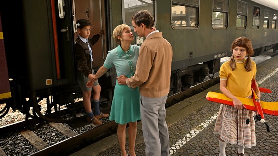 Die überzeugte Kommunistin Marlis (Susanne Bormann) und ihr regimekritischer Ehemann Gerd (Jan Krauter) müssen eine Entscheidung für sich und ihre Kinder Elke (Klara Metten) und Willi (Kolja Rashed, li.) treffen. © ARD Degeto/REAL FILM/AMALIA Film/Bernd Schuller 