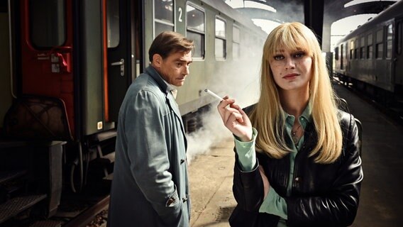 Der Münchner Polizeibeamten Koch (Martin Feifel) verdächtigt Sängerin Carla (Alli Neumann). © ARD Degeto/REAL FILM/AMALIA Film/Bernd Schuller 