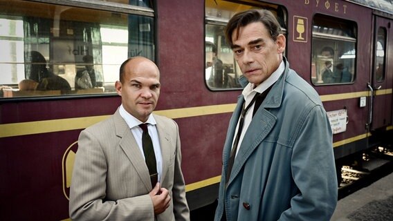 Die Münchner Polizeibeamten Koch (Martin Feifel, re.) und Erler (Moritz Katzmair) ermitteln in dem Zug. © ARD Degeto/REAL FILM/AMALIA Film/Bernd Schuller 
