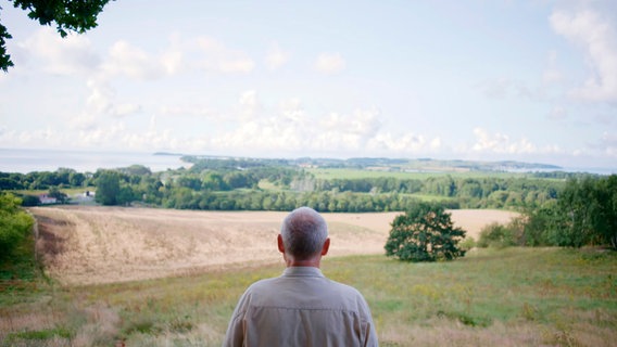 Bernd Elgeti blickt auf die Landschaft um Göhren. © NDR/Uwe Ernst 