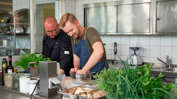 Jan hat in Rostock bei Fritz Glasow die Gelegenheit, eine vegetarische Vorspeise zu lernen: Rote-Bete-Pralinen mit Spinatpesto © NDR 