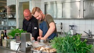 Jan hat in Rostock bei Fritz Glasow die Gelegenheit, eine vegetarische Vorspeise zu lernen: Rote-Bete-Pralinen mit Spinatpesto © NDR 