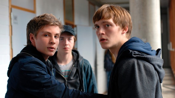 Jakob (Jonas Nay, rechts) gerät mit Henry (Jannik Schümann, links) und Tom (Willie Gerk, Mitte) aneinander. © NDR/Gordon Timpen 