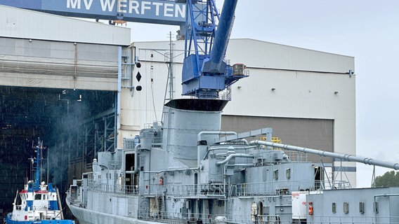 Ein Ausbildungsschiff der Bundeswehr kommt zur "Grundinstandsetzung" ins Dock. © NDR/David Pilgrim 
