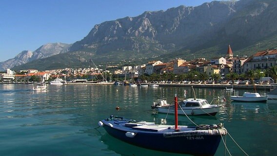 Makarska - wundervolle Hafenstadt am Fuße des mächtigen Biokovogebirges. © NDR/Ernst Sasse 