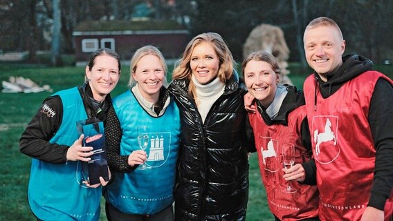 Moderatorin Laura Karasek mit zwei Teams GON Harz © NDR/Bernd Hermes 
