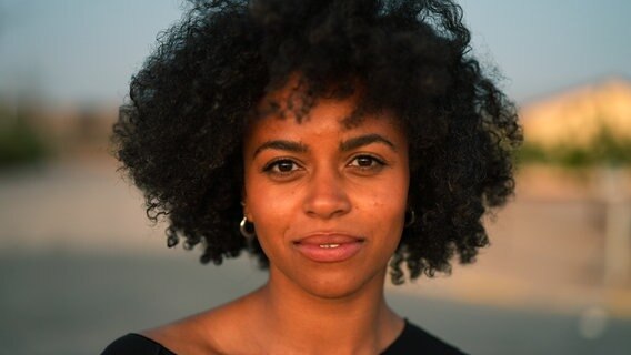 Aminata Belli findet, die Menschen mit Macht und Einfluss müssen Verantwortung übernehmen. © NDR/Erik Hartung 