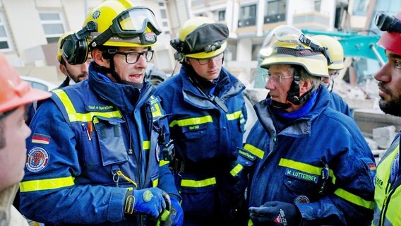Timo Eilhardt versammelt sein Team, um den Einsatz zu besprechen. © NDR/Kinescope Film 