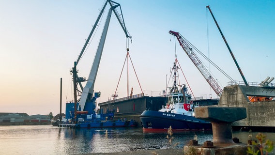 Der Schwimmkran stützt ein Schleusentor für den Transport durch den Hafen in Bremerhaven © NDR/Patrick Stijfhals 