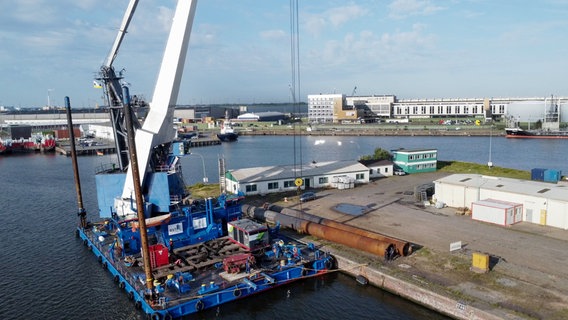 Der Schwimmkran hebt Schwimmdockdalben in Bremerhaven © NDR/Patrick Stijfhals 