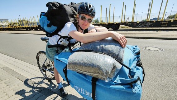 Auch schwere Transporte sind kein Problem für Fahrradkurierin Juliane Borths. © NDR/Lukas Seiler 