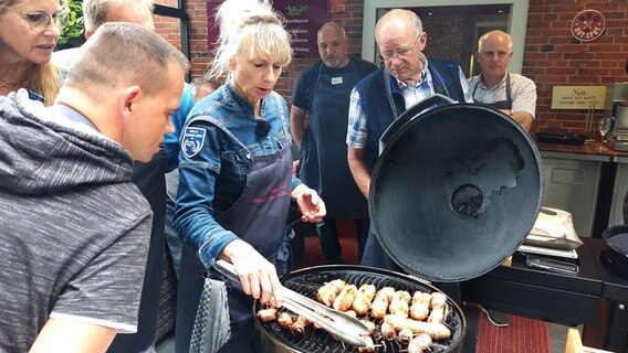 Bettina Seitz zeigt, dass grillen nichts mit Stress zu tun haben muss. © NDR/Carolin Rabe 