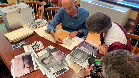 Friederike fliegt nach New York, um Casey Blake zu treffen. Er ist der Enkel von Friedrich Salomon Blach. © NDR/Anne Gänsicke 