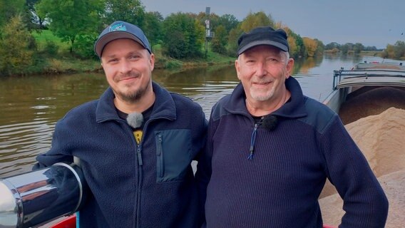 Rafael Cieslik (l.) schmiss seinen Job bei der Polizei und ist jetzt mit Kapitän Rolf Veen als Binnenschiffer auf der Weser unterwegs. © NDR/Thomas Karp 